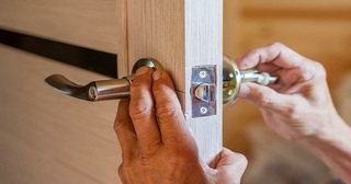 Установка и замена дверной ручки в Новошахтинске от 281 руб. – Мастер24, монтаж фурнитуры, недорого